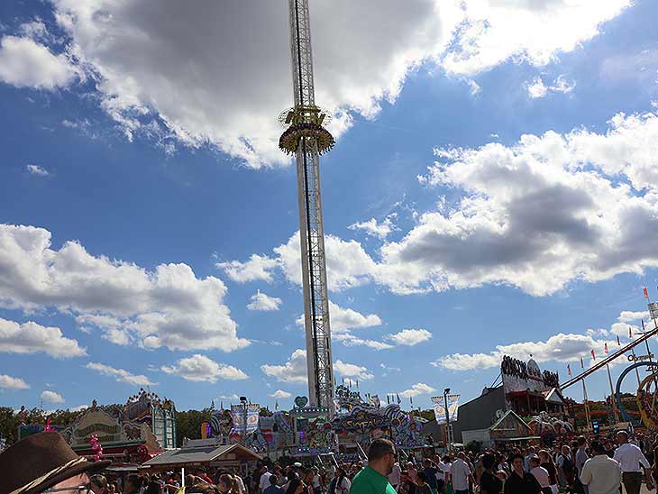Skyfall auf dem Oktoberfest 2026 an der Ecke Matthias-Pschorr-Stra&szlig;e und Stra&szlig;e E (&copy;Foto: Martin Schmitz)